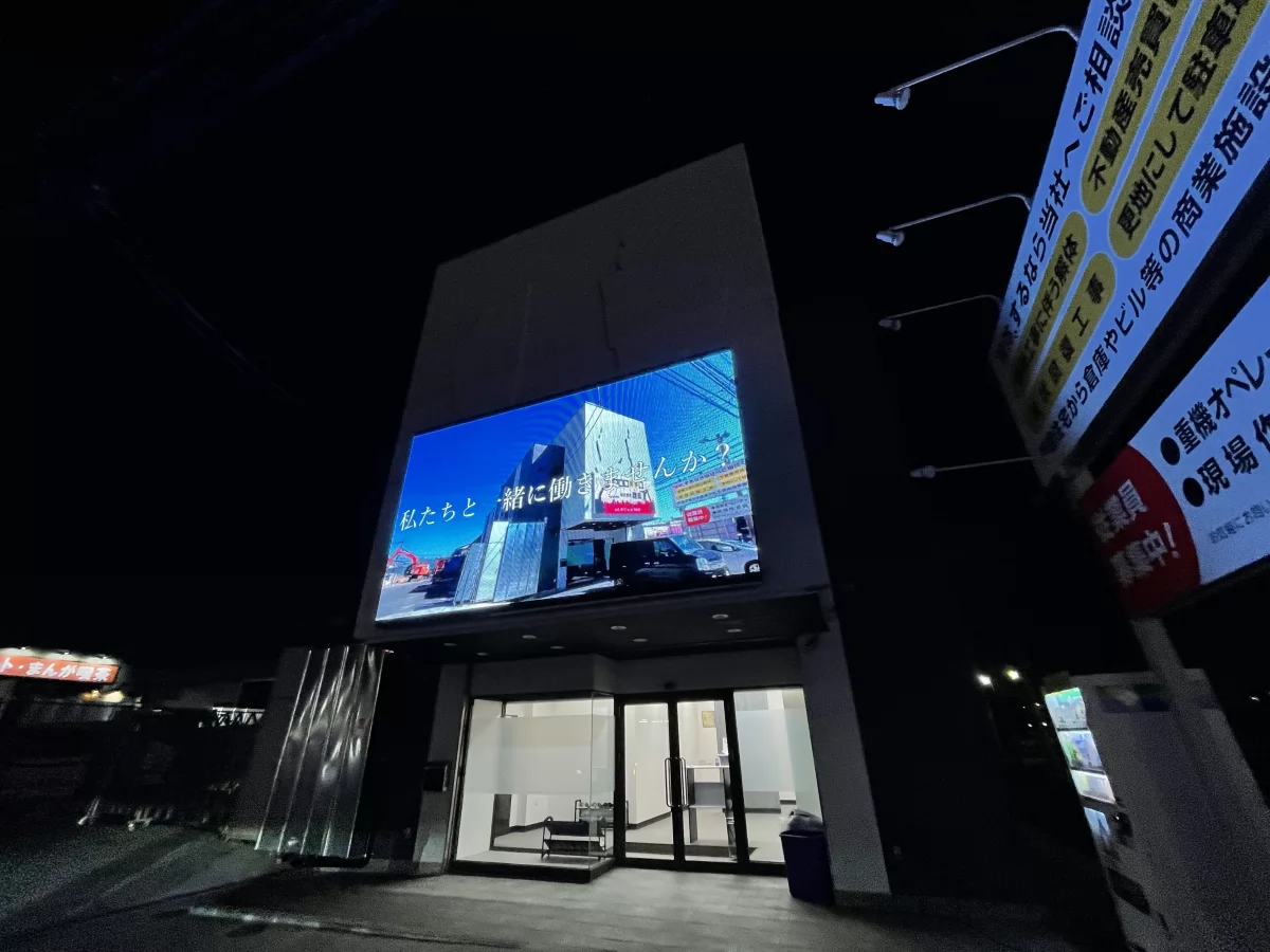 壁面用に防水防塵に優れた　　　
屋外用LEDビジョンを設置
